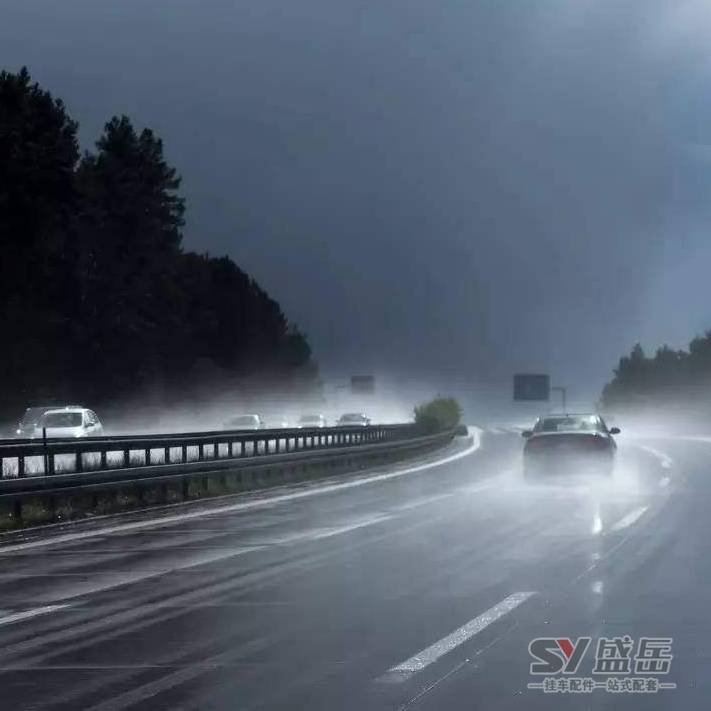 掛車下雨天走高速必不可少的知識